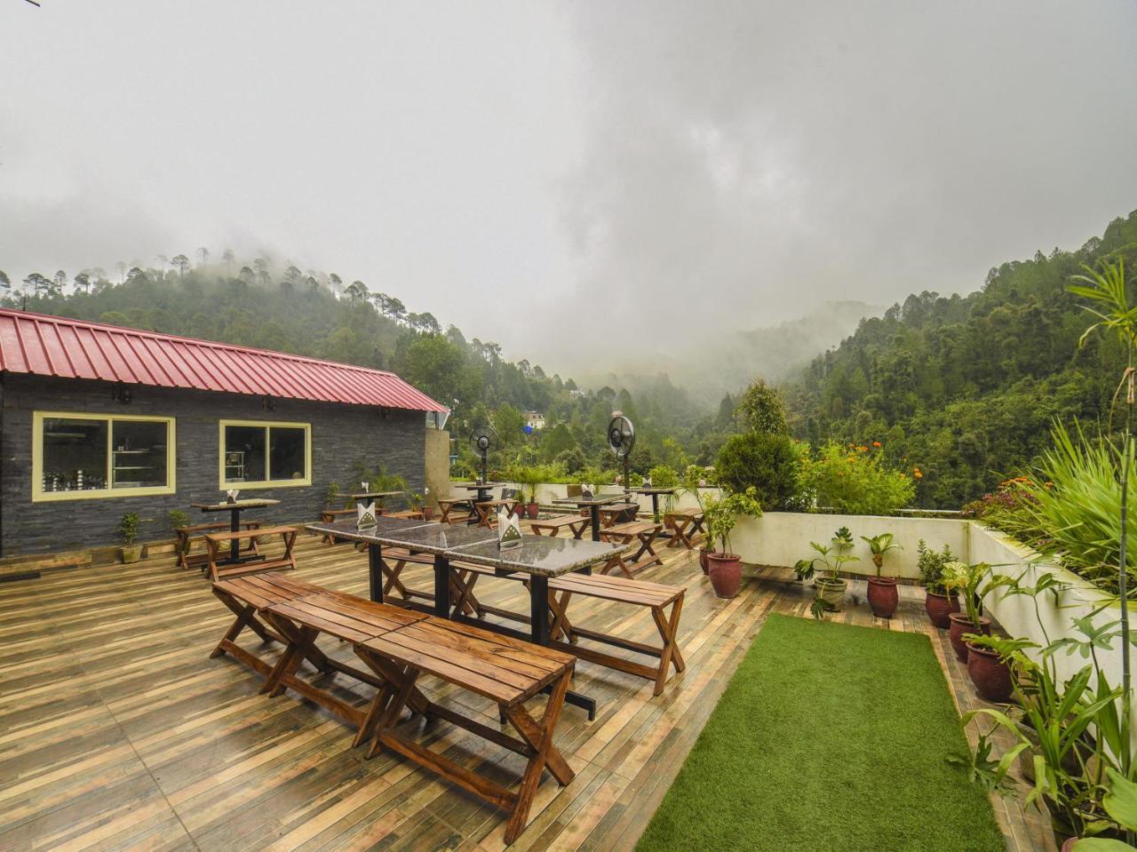 Oyo 7905 Holiday Inn Dalhousie Exterior foto